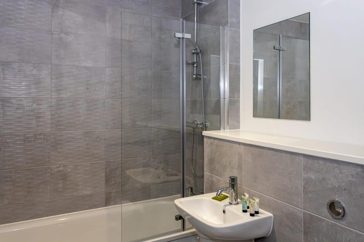Modern 2 Bed Salford Apartment Stunning Views Манчестер Екстер'єр фото